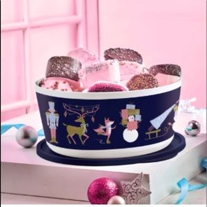 Tupperware  Christmas 18-cup/4.3 L Bowl